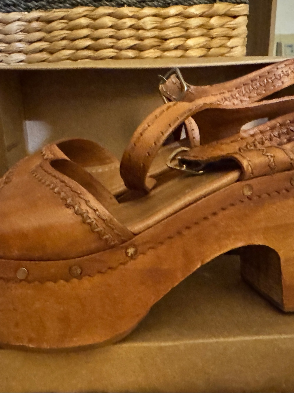Vintage! So comfortable! Women’s Tan Leather Platform Sandals - Picture 2 of 4